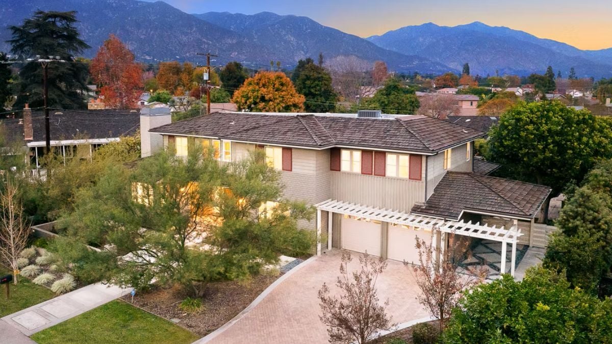 Mid-century ranch style home with landscaped yard and mountain views in Pasadena